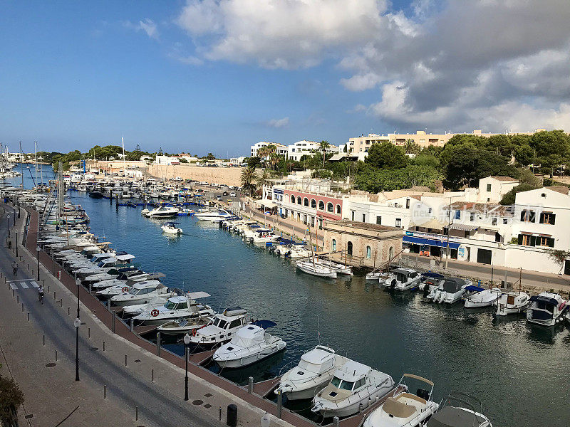 西班牙——Menorca - Ciutadella de Menorca——位于Ciutadella老城和港口的小街道